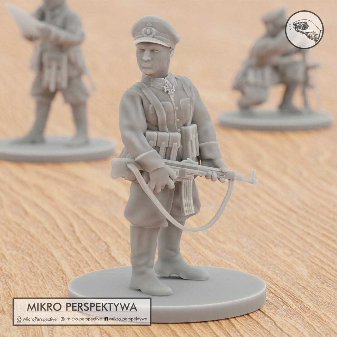 MIKRO PERSPEKTYWA German Officer ww2 miniatures 28mm - 1/72