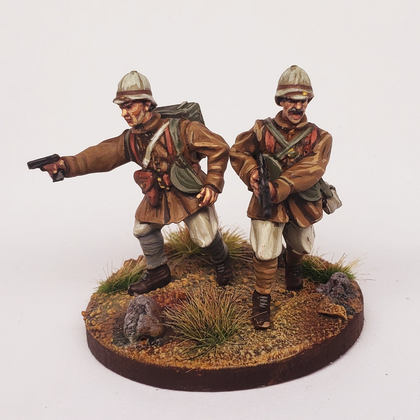 Des tranchées aux barricades Français équipés d’un Chauchat 28mm