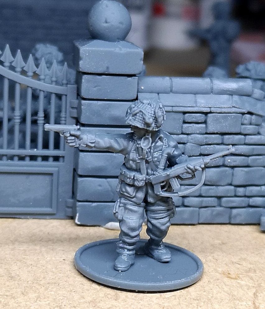 Colonel Muller Miniatures US OFFICER with Colt 45 and M2 Carbine 28mm