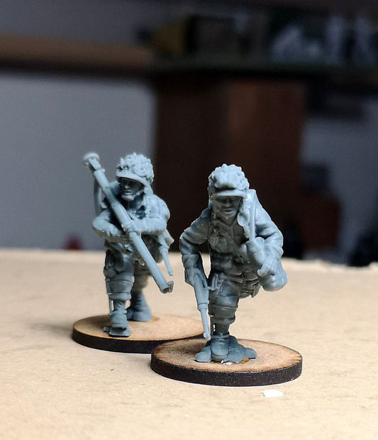 Colonel Muller Miniatures      US Paratroopers Bazooka Team Moving 28mm