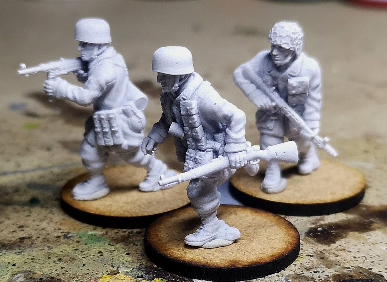 Rodneys Miniatures TSE LLC - NO033 FALLSCHIRMJAGER PANZERSCHRECK SHOOTER A Rodneys Miniatures TSE LLC - NO033 FALLSCHIRMJAGER PANZERSCHRECK SHOOTER A