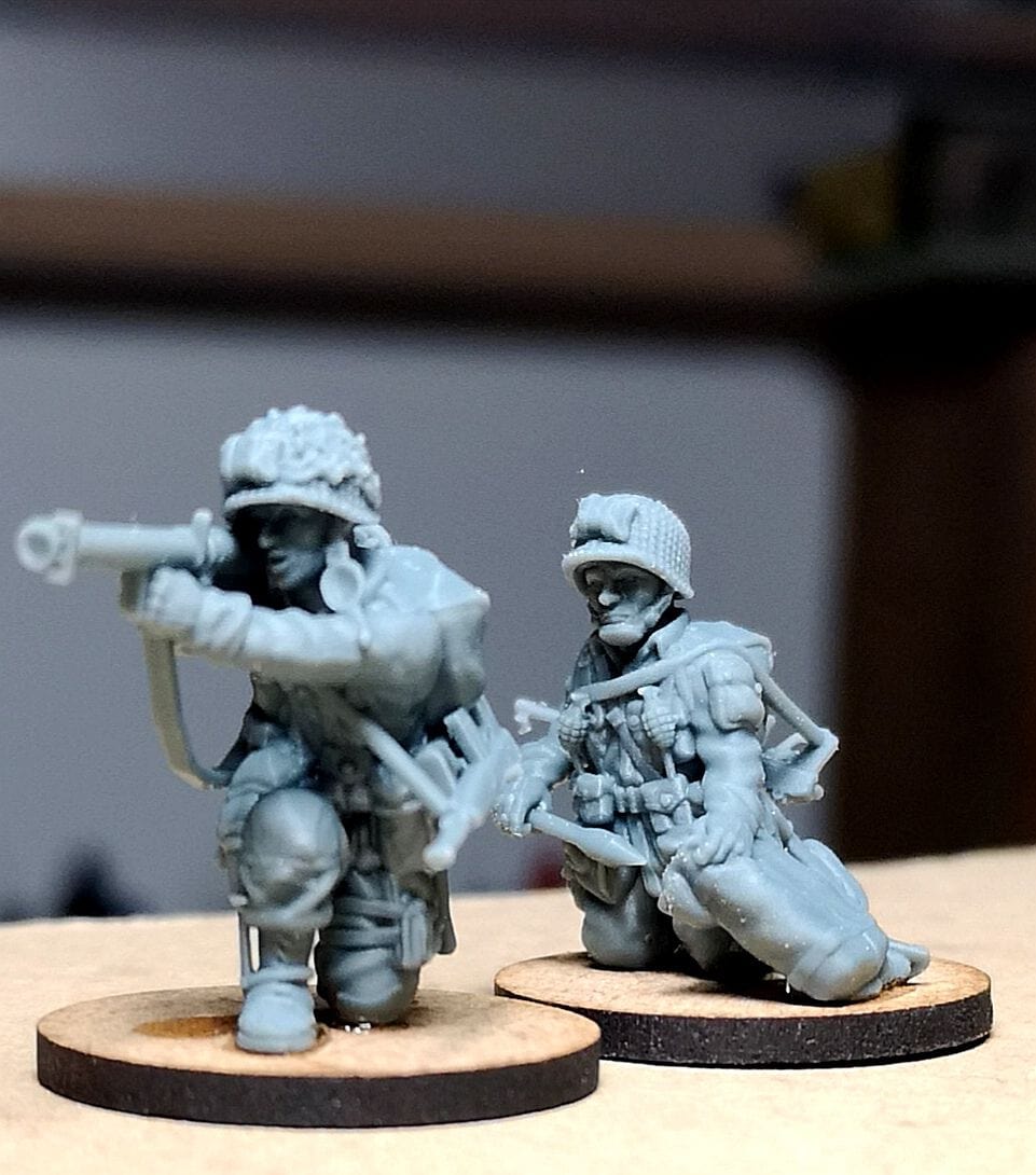 Colonel Muller Miniatures      US Paratroopers Bazooka Team firing  28mm