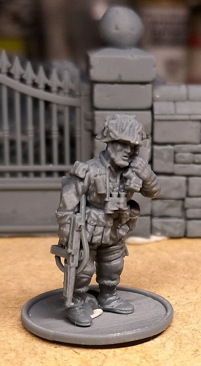 Colonel Muller Miniatures     US OFFICER with Talkie Walkie SCR-536  28mm